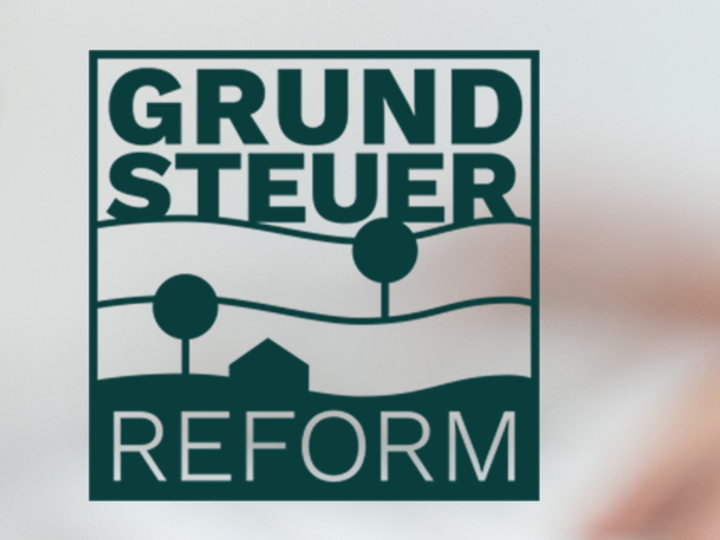Wort-Bild-Marke Grundsteuerreform und einer stilisierten Landschaft mit Hügeln, einem Haus und zwei Bäumen Wort-Bild-Marke Grundsteuerreform und einer stilisierten Landschaft mit Hügeln, einem Haus und zwei Bäumen