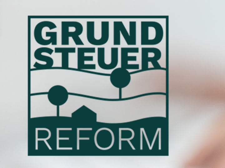Wort-Bild-Marke Grundsteuerreform und einer stilisierten Landschaft mit Hügeln, einem Haus und zwei Bäumen