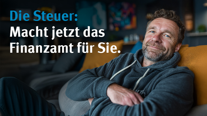 ein Mann mittleren Alters lehnt sich entspannt zurück